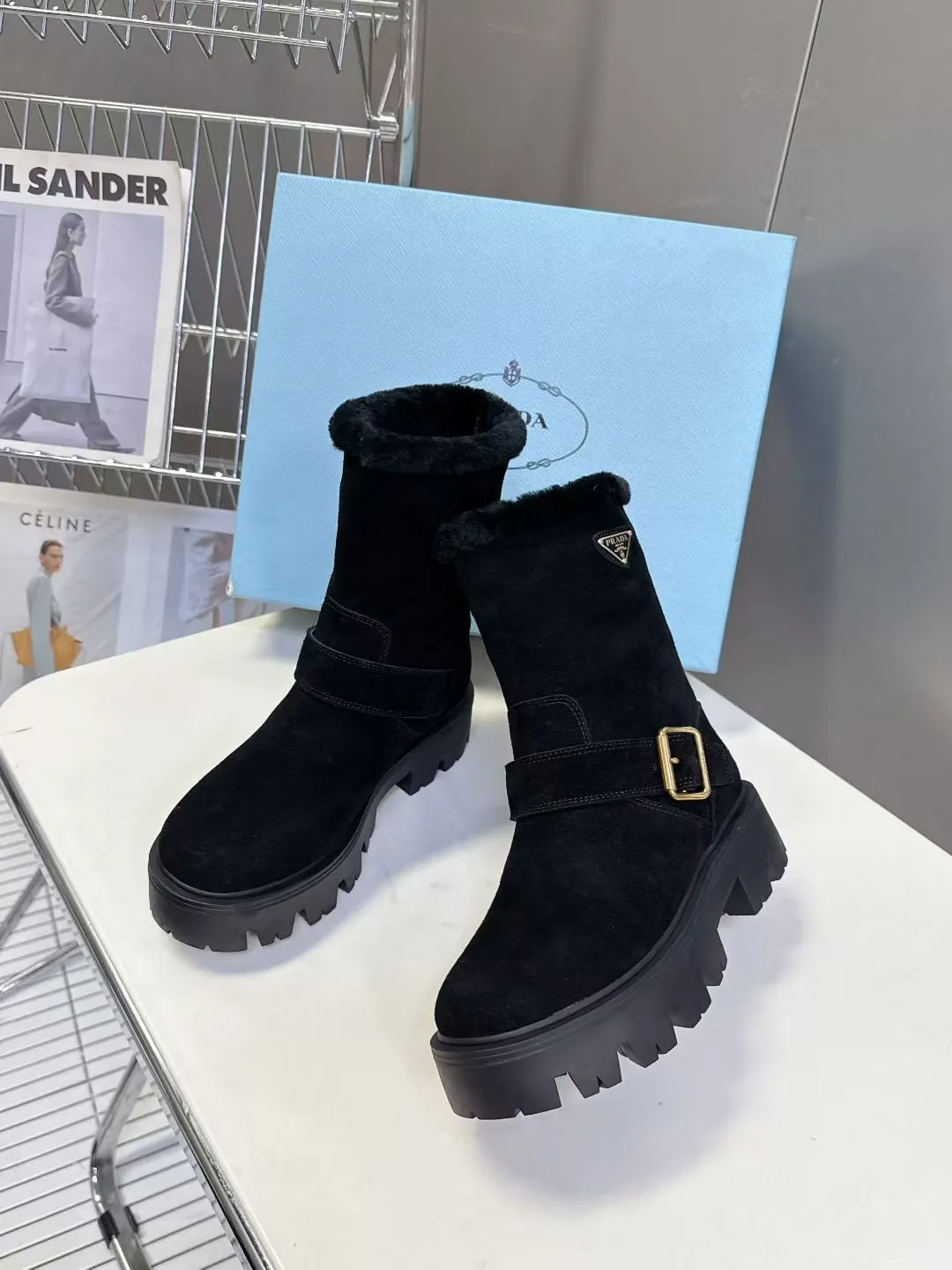 👟👟Ex-factory price 660👟👟 PRADA Prada's latest fall and winter triangular logo slip-on furry boots. There are many celebrities and Internet celebrities. A series that cannot be bought in winter. It is definitely this year's big hit. It is very good-looking. Simple upper design. Highly brand-recognizable triangle logo embellishment. Full of details. The upper foot is large and slim, and the legs are slim. This piece is just right. The outsole height is 5CM, which can instantly increase your height. It is a perfect tool for heightening. The whole series uses a variety of imported materials: polished and waxed calf leather, high mercerized cow suede, real wool lining, super warm, original combined rubber foam outsole, light and comfortable, Size: 35-41 (40 41 customized, non-refundable) 3044
